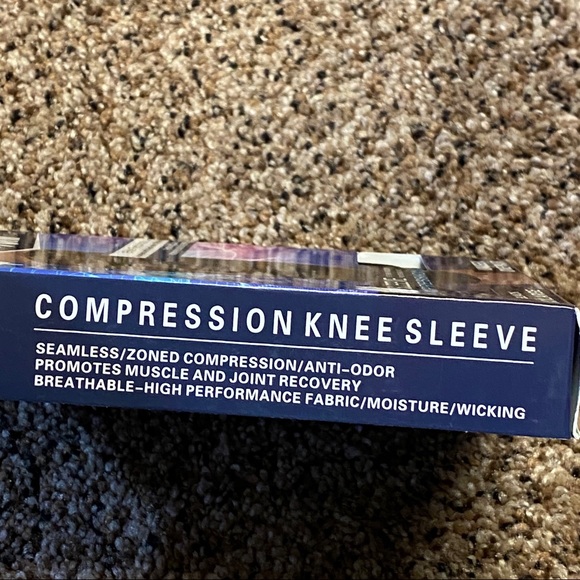 New in box BODYCHI pair of performance knee compression sleeves moisture wicking - Picture 8 of 8